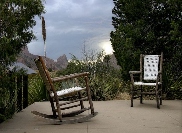 Уголок отдыха около ресторана в долине Chisos Basin.