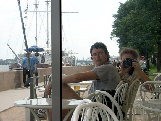 Отражения в зеркальных стенах киоска на набережной Невы.