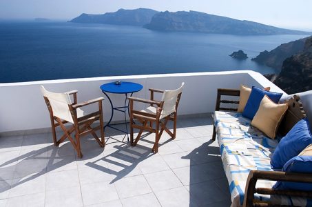 Столик и софа на террасе нашего номера в гостинице.