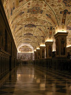 В недрах Ватиканских музеев. Очень напоминает интерьер древнерусских дворцов.