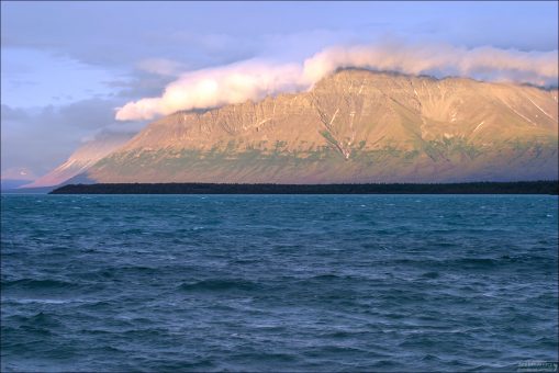 Вечернее освещение над озером Naknek lake.