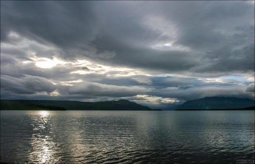Озеро Naknek lake ночью.