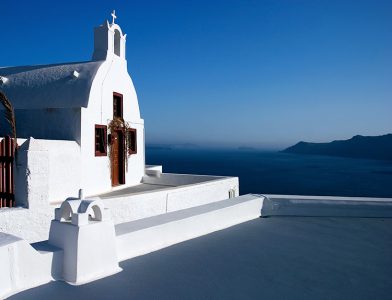 Вход в белоснежную церковь. Поселение Ия.