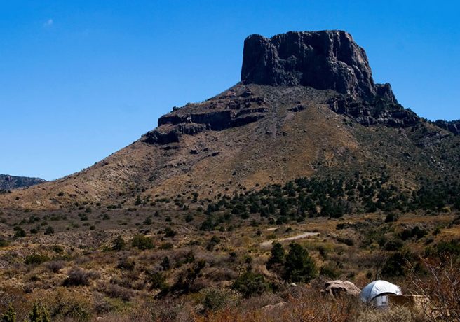 Палатка у подножия скалы Casa Grande.