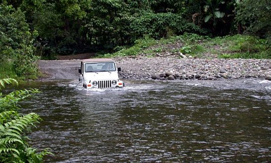 Обычная дорога через реку в долине Waipi'o. Незабываемые впечатления! А кто-то так ездит на работу каждый день...