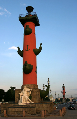 Ростральные колонны на закате.