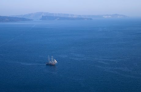 Парусник у берегов острова. Санторини.
