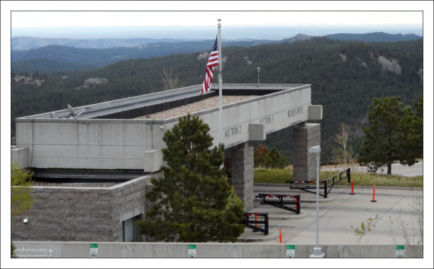 Въезд на парковку перед горой Рашмор.