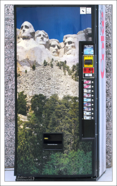 Автомат по продаже напитков с символикой монумента Рашмор.