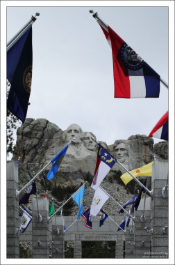 К скале с президентами ведет Аллея флагов.