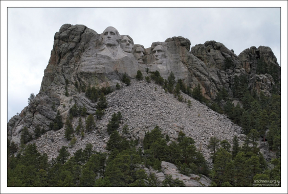 Барельеф высотой с 6-этажный дом.