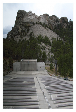 Обзорная терраса Grandview Terrace перед горой Рашмор.