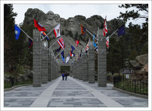 Широкая аллея окружена с обеих сторон официальными флагами американских штатов, территорий и районов, расположенных в алфавитном порядке.