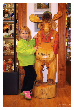 Саша в магазине сувениров.