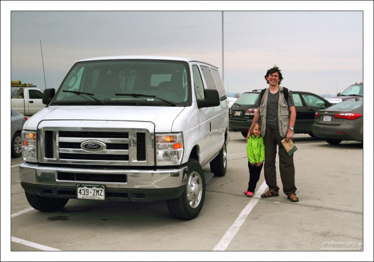 Рядом с арендованным Фордом на парковке перед горой Рашмор, Южная Дакота.