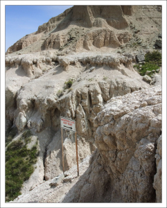 Опасный поворот по краю скалы.