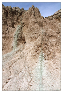 Зеленоватые минеральные натёки в песчанике.