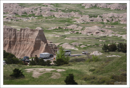Дорога через парк Badlands.