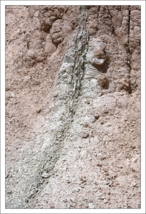 Минеральные отложения на стенах каньона.