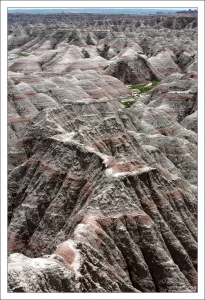 При выпадении осадков вода быстро стекает по склонам, размывая рыхлые отложения.