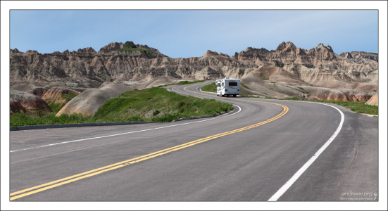 Дом-на-колесах на парковой дороге.