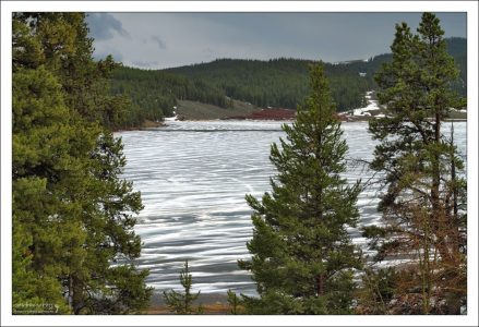Замерзшее озеро Meadowlark в заповеднике Bighorn National Forest.