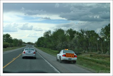 Машина-помощник в зоне ремонта дороги.