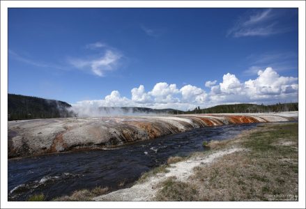 Температура в Огненной реке около 30 градусов Цельсия.