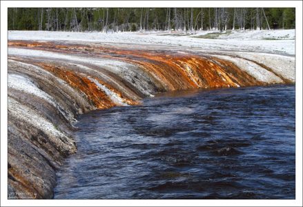 Разноцветные берега Огненной реки в гейзеровом бассейне Black Sand.