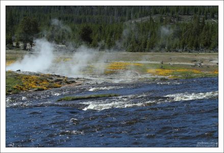 Берега Огненной реки в гейзеровом бассейне Biscuit.