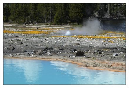 Молочно-голубая вода источников в бассейне Biscuit.