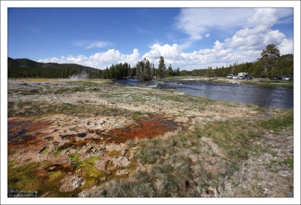 Нестабильная почва на берегах Firehole river.