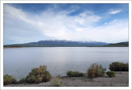 Водохранилище Buffalo Bill, и Sheep Mountain (Овечья гора) на горизонте.