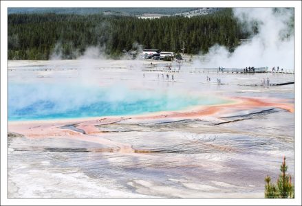 Большой Призматический источник составляет 110 метров в диаметре, при глубине 37 метров.