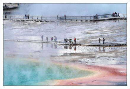 Бактерии, а вслед за ними и весь Гранд Призматик, меняют окраску по сезонам: летом они оранжево-красные, зимой темно-зеленые.