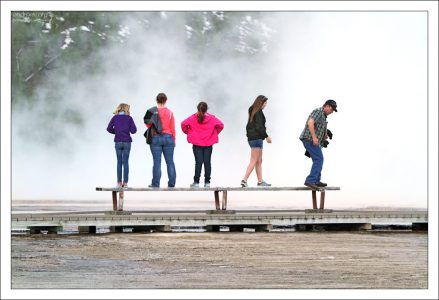 Чтобы оценить размеры и красоту Grand Prismatic Spring, его нужно фотографировать с высоты.