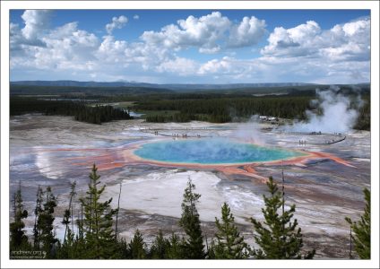 Большой Призматический источник (Grand Prismatic Spring).
