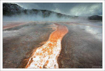 Переходы цветов, напоминающие школьный опыт по физике.