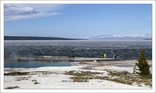 Геотермальная зона на берегу озера Йеллоустоун.