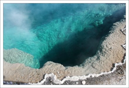 Черный источник совсем не черный...