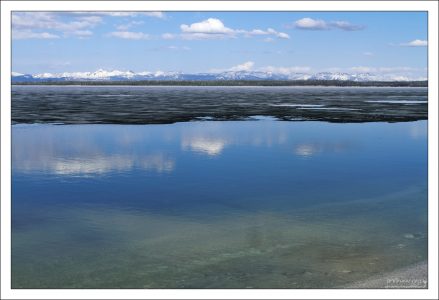 Озеро Йеллоустоун еще частично покрыто льдом.