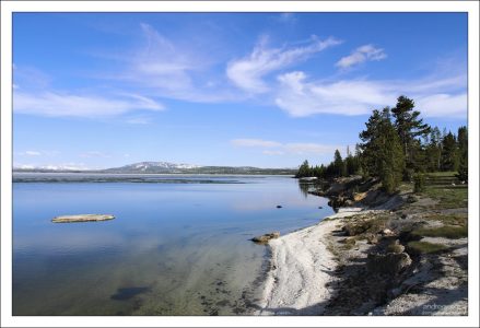 Тропа West Thumb Geyser basin trail по берегу озера Йеллоустоун.