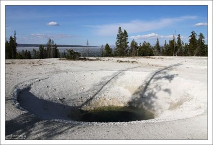 Частично высохший источник Blue funnel spring.