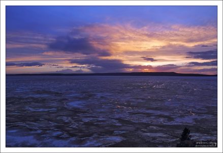 В конце мая озеро Йеллоустоун всё еще частично покрыто льдом.