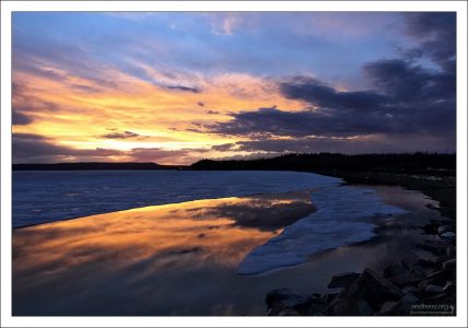 Золотой закат на озере Yellowstone.