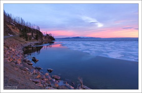 Озеро Йеллоустоун в сумерках.