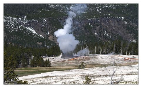 Гейзер "Замок" дымит.