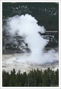 Извержение гейзера Old Faithful.