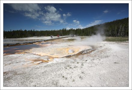 Хорошо расположенные дорожки-мостки на Гейзеровом холме.