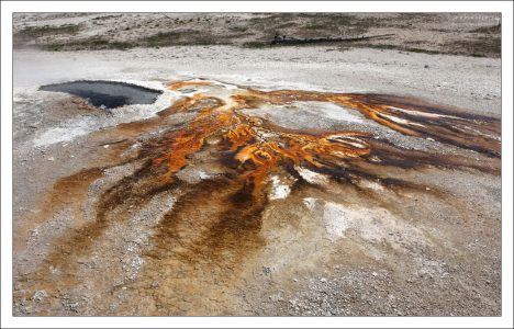 Разноцветная палитра - работа бактерий на Гейзеровом холме.
